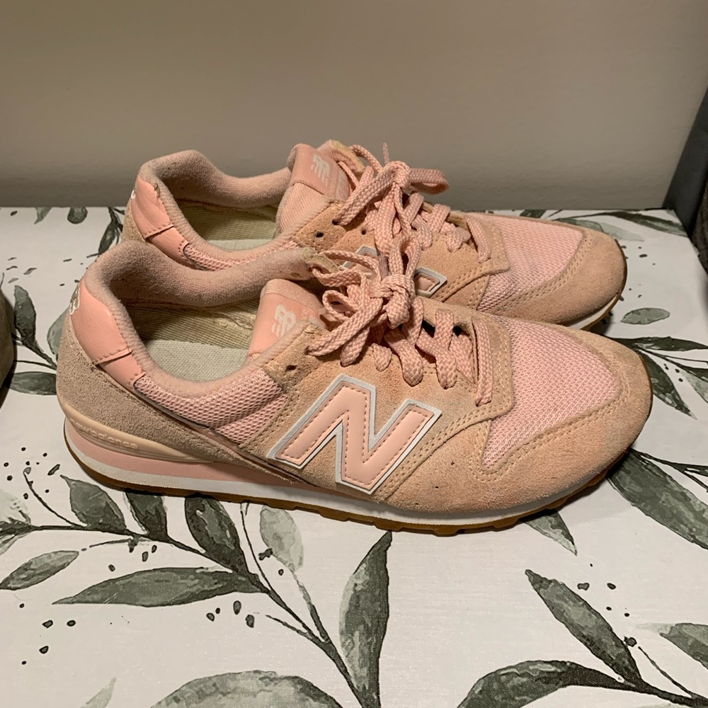 New Balance 996 Pink Sneakers
